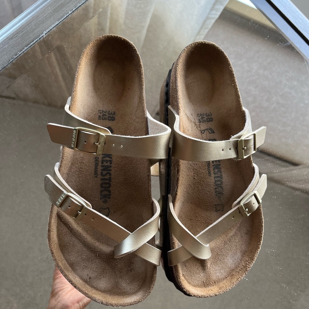 Birkenstock size 7. So stylish with metallic material and small buckle.